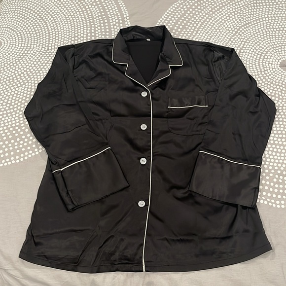 🎄🎄🎄NEW, Satin Short and Long Sleeve Pajama Set - Picture 4 of 5